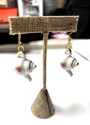 Tetera de porcelana blanca con rosas pendientes colgantes Foto 1 de 4