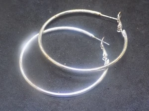 Silver Tone Metal Silver Plated Omega Back Hoop Earring (525) - Bild 1 von 2