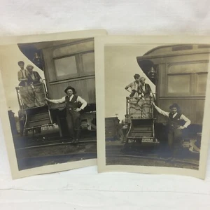 Vintage Foto Lot (2) Mann mit 2 Mädchen im Zug in Eisenbahnszene - Bild 1 von 10