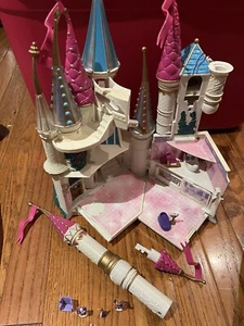 Rara principessa vintage Belle Castle gioca La bella e la bestia Disney 9 figure da leggere - Foto 1 di 23