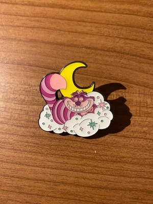 Gato de Cheshire - Prendedor Loungefly Disney Gatos y Perros Luna Ciego Caja Foto 1 de 2