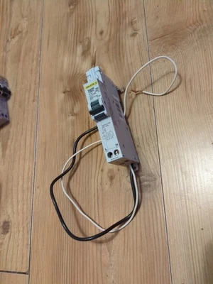 SQUARE D SQOR 32 AMP CURVE B 6kA 30mA RCBO TYPE AC SQOR 132B03 ,SENT FAST - Image 1 of 4