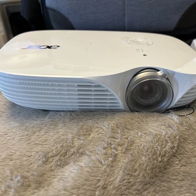 Acer K138st Projector - Image 1 of 4