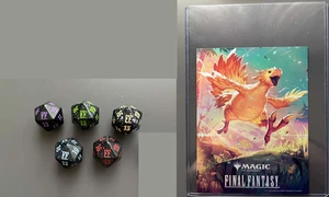 MTG FF Final Fantasy Die Dice + 5x D20 Spindown + Chocobo Poster - Bild 1 von 1