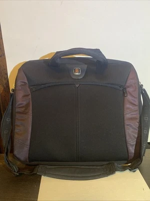 Bolsa para laptop Wenger The Angle preta borgonha estojo para computador com alça de ombro - Imagem 1 de 4