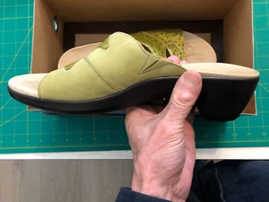 NEW IN BOX Women's Shoes Size 9 Aravon Petra Slip-Ons Green - Picture 1 of 4