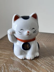 Japanese Hand Painted Porcelain Lucky Cat Maneki Neko Right-Hand Red White Blue - Picture 1 of 12