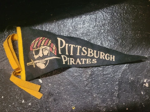Rare Pittsburgh Pirates Vintage  11" pennant w/ties Cover