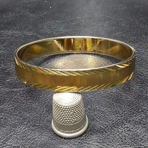 Vintage Jewelry Signed MONET Bangle Bracelet Polished Gold Tone. 16.186 - Picture 1 of 7