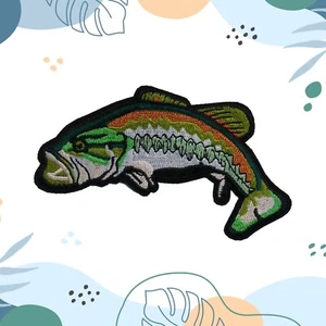 GROSSMAUL BARSCH PATCH bestickt Bügelbild ANGELN FISCHE Großmaul NEUHEIT GESCHENK - Bild 1 von 17
