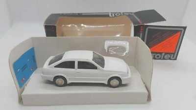 Trofeu Ford Sierra Cosworth "Roadcar" diamond white scala 1:43 - Immagine 1 di 2