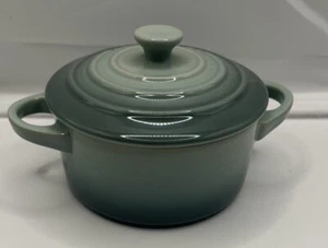 Horno holandés Le Creuset Petite 8 oz. Mini Cocotte Cerise Gres Agua Salada Azul - Imagen 1 de 3