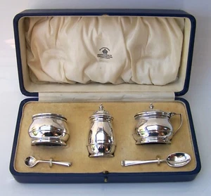 1935 MAPPIN & WEBB STERLING SILVER CASED CRUET SET C/W BLUE GLASS LINERS - Picture 1 of 24
