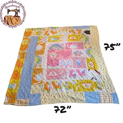 Colcha de retalhos feita à mão anos 70 anos 80 vintage bebê 72x75” pastel animais arco-íris corações - Imagem 1 de 4