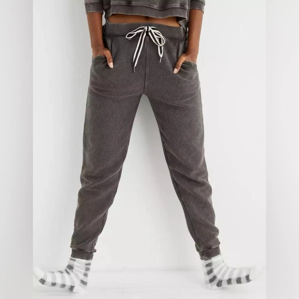 Pantalones de chándal Aerie para todos los días acogedores con cable acanalados talla mediana ropa de salón Foto 1 de 4
