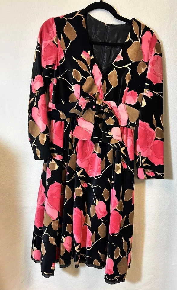 Vestido Floral Vintage Georgette Trilere Terciopelo Negro con Flores Rosa Cuello en V Lazo Foto 1 de 4