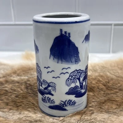 Vaso de porcelana azul e branca com motivo de vila de tulipa 4,75” T - Imagem 1 de 4