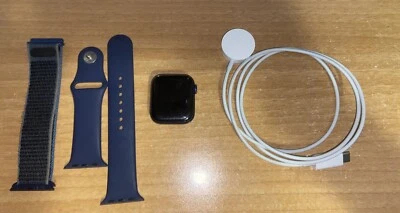 Apple Watch Serie 6 GPS 40mm Cassa in Alluminio con Cinturino Sportivo Deep... - Immagine 1 di 4
