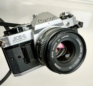 Canon AE-1 Program analoge Kamera FD 50 mm 1,8 Objektiv Lowepro Etui Japan - Bild 1 von 24