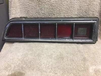 FORD SAE-TSIAR-70FE 1970-1971 TORINO FAIRLANE LH LUSTRO ENSAMBLAJE DE LUZ TRASERA USADA Foto 1 de 4