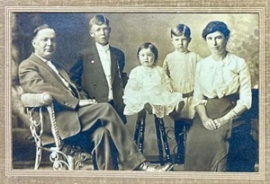 19th Century Family Portrait with Cardstock Folder / Photog. Green / 3.5" x 5.5" - Picture 1 of 7