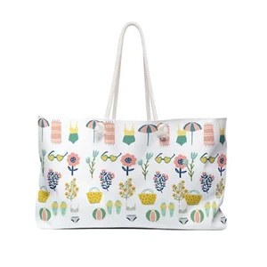 Cute summer weekender bag with swimsuits and flowers - Picture 1 of 5