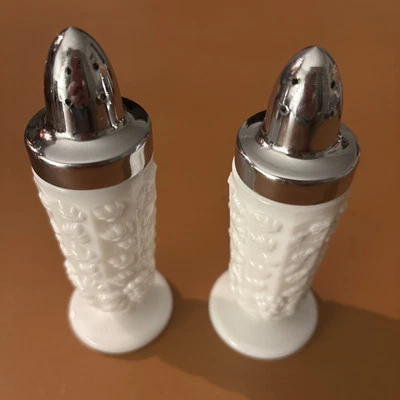 Salero y pimentero Westmoreland vintage con paneles de vidrio de leche con patas de uva Foto 1 de 4