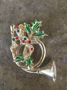 Signed Avante Enamel & Gold Tone Christmas Holiday Trumpet and Bow Brooch, Pin - Foto 1 di 9