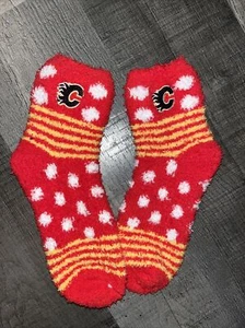 CALGARY FLAMES NHL HOCKEY TEAM WOMENS LOGO DOTS ANKLE FUZZY SLEEP SOCKS - Picture 1 of 1