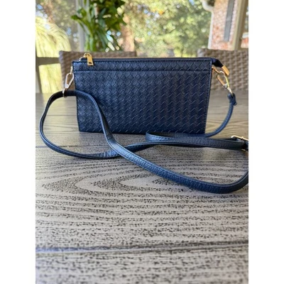 Bandolera sin asas azul marino tejida texturizada cartera dorada cremallera 6 bolsillos Foto 1 de 4