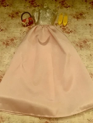 Mattel Barbie Recién Sin Caja Rosa Claro/Plateado Vestido de Noche Línea Una Bolso Forma Halter Foto 1 de 4