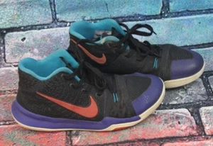 Nike Men’s Kyrie 3 Sneaker Kyrache Black Team Orange Teal Size 3Y 869985-007 - Picture 1 of 4