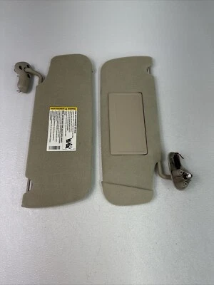 00-06 Chevy GMC Denali Tahoe Suburban Yukon Sun Visor Set OEM Tan/Creme Nice Foto 1 de 4