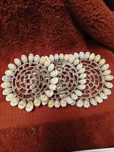 Set di 3 sottobicchieri vintage da spiaggia piccoli bianchi marroni conchiglie cowrie intrecciate alghe - Foto 1 di 3