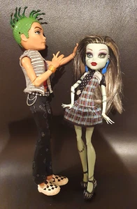 Monster High Puppen Frankie Stein (2008) Deuce Gorgon (2013) + Sofa von Mattel - Bild 1 von 13
