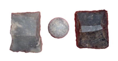 (2) Original British Gun Flints And A Musket Ball, Napoleonic War Era 1798-1815 - Image 1 of 3