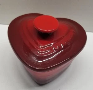 Gres rojo Le Creuset en forma de corazón 8 oz - Ramekin con tapa 4" de ancho - COMO NUEVO - Imagen 1 de 7