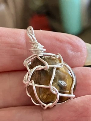 Amuleto colgante de piedra envuelta en alambre ojo de tigre Foto 1 de 4