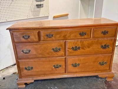 Cómoda vintage Ethan Allen, arce duro hecha a mano Foto 1 de 3