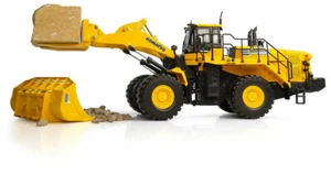 Universal 8153 Komatsu WA600-8 Wheel Loader w/Stone Handler 1/50 Die-cast MIB - Picture 1 of 1