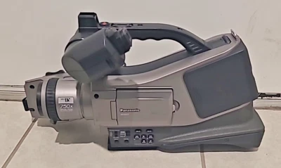 Panasonic AG-DVC7  Camcorder 750x  - Image 1 of 4