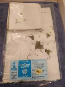 A "Peacock" Creation Flower Buds Tablecloth 68" x 88" + 8 Napkins - Imagen 1 de 5