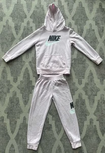 Set felpe pullover Nike bambina con cappuccio e pantaloni jogger rosa taglia 6x usate - Foto 1 di 10