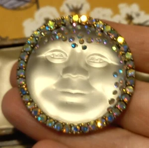 VINTAGE STYLE ROUND WHITE MISTY MOON BROOCH IRRIDESCENT RHINESTONES FABULOUS - Picture 1 of 20