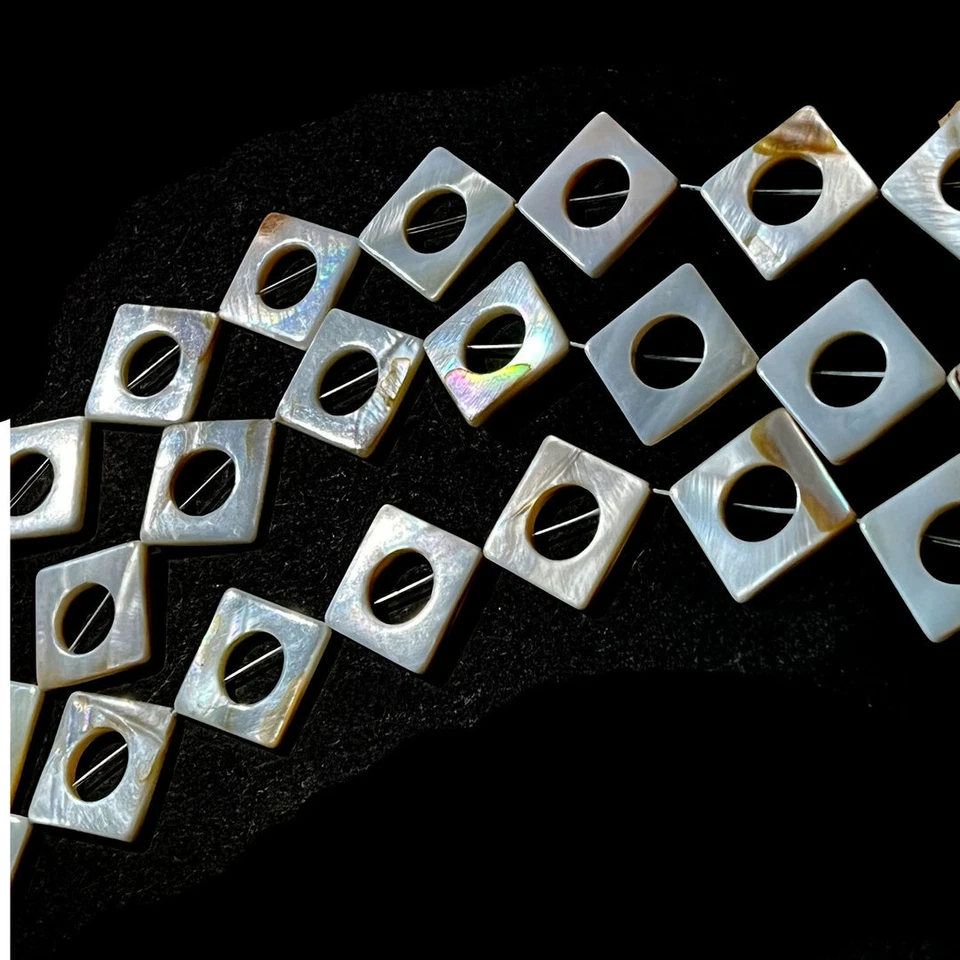 V5-09 - 20 MM PERLMUTT QUADRATE STRANG MIT AUSSPARUNG NATURFARBEN - Bild 1 von 1