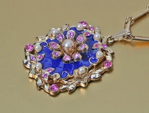 Collana con ciondolo Coro Pegasus smalto blu strass rosa e perle semi - Foto 1 di 13