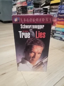 True Lies VHS 1994 Jamie Lee Curtis Arnold Schwarzenegger - Foto 1 di 2