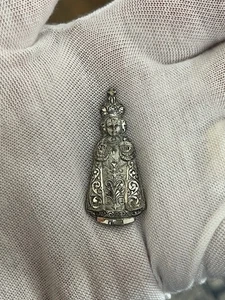 Vintage Creed Sterlingsilber Säugling von Prag Figur religiöse Medaille Anhänger 10 grm - Bild 1 von 10