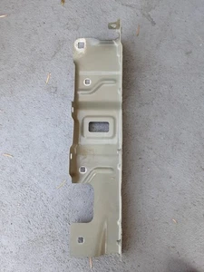 2022 - 2025 RIVIAN R1S R1T FENDER SUPPORT BRACKET LEFT LH DRIVER PT00015623 OEM - Foto 1 di 6