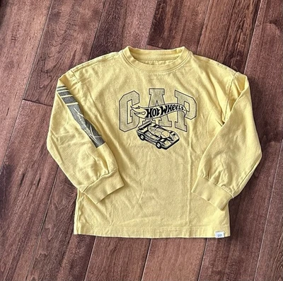 Футболка гоночная с длинным рукавом Gap Kids для мальчиков Hot Wheels размер 5 лет желтая - Изображение 1 из 4